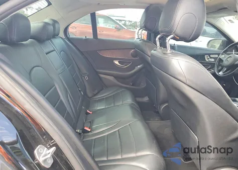 2017 Mercedes-Benz C 300 z USA, uszkodzony, nr VIN 55SWF4JB6HU212655